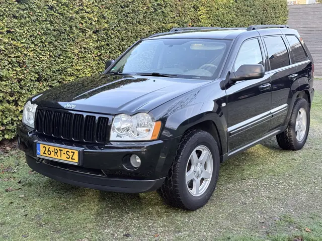 Jeep Grand Cherokee Limited 2005 in zwart, schuin voor